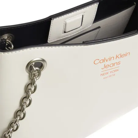 Produits victimes de leur succès Calvin Klein Blanc Sculpted Shoulder Bag24