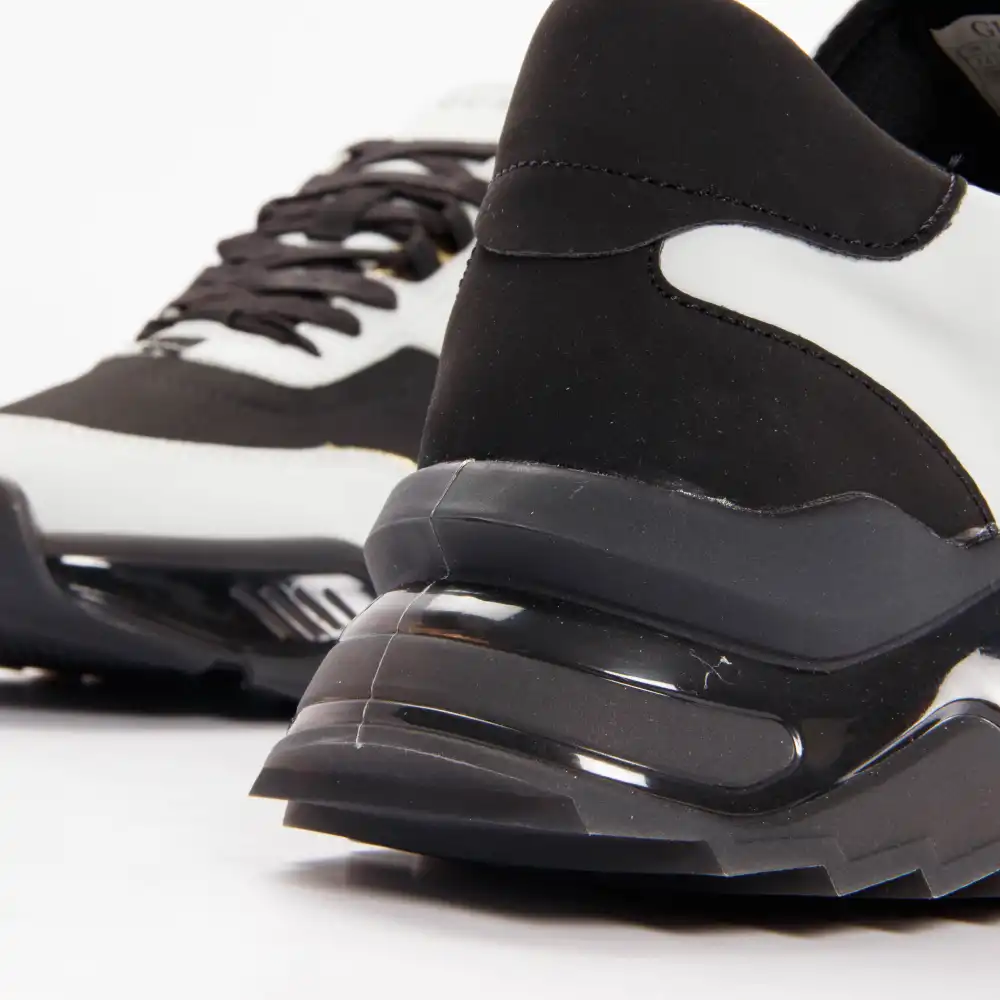 runner Guess - 8 runner Guess - 8