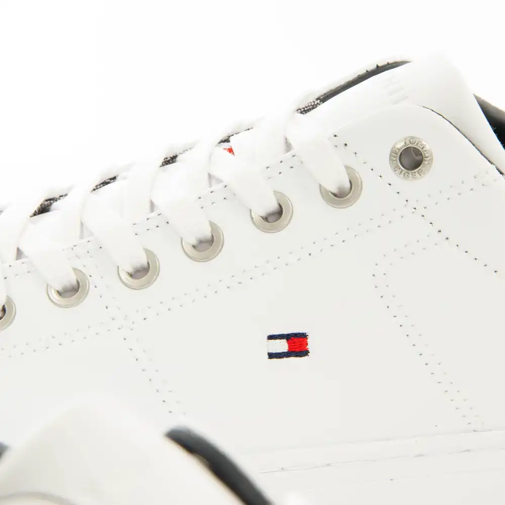 Essential Tommy Jeans - 5 Essential Tommy Jeans - 5