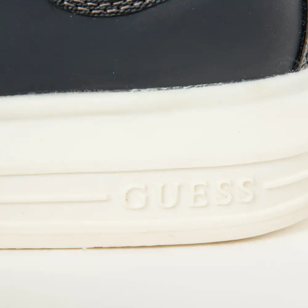 Logo gravé Guess - 8