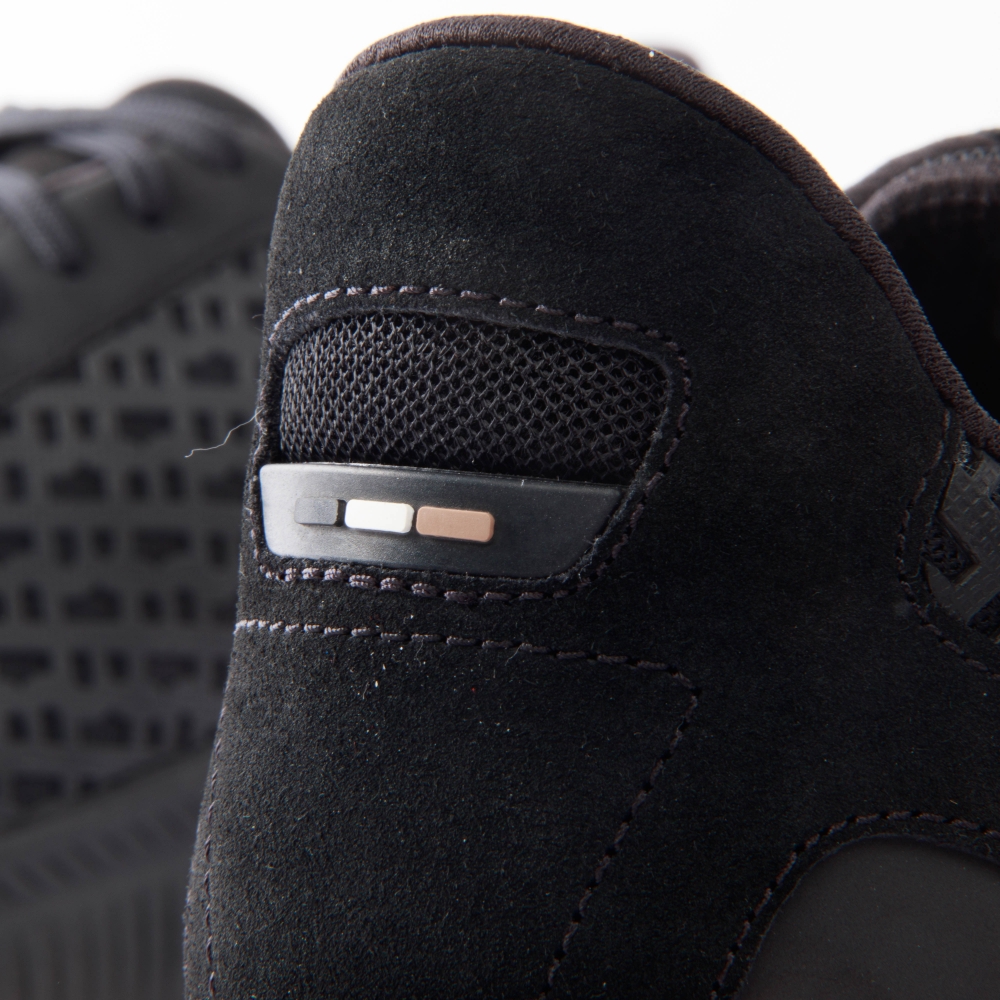 Essential retro Boss - 8