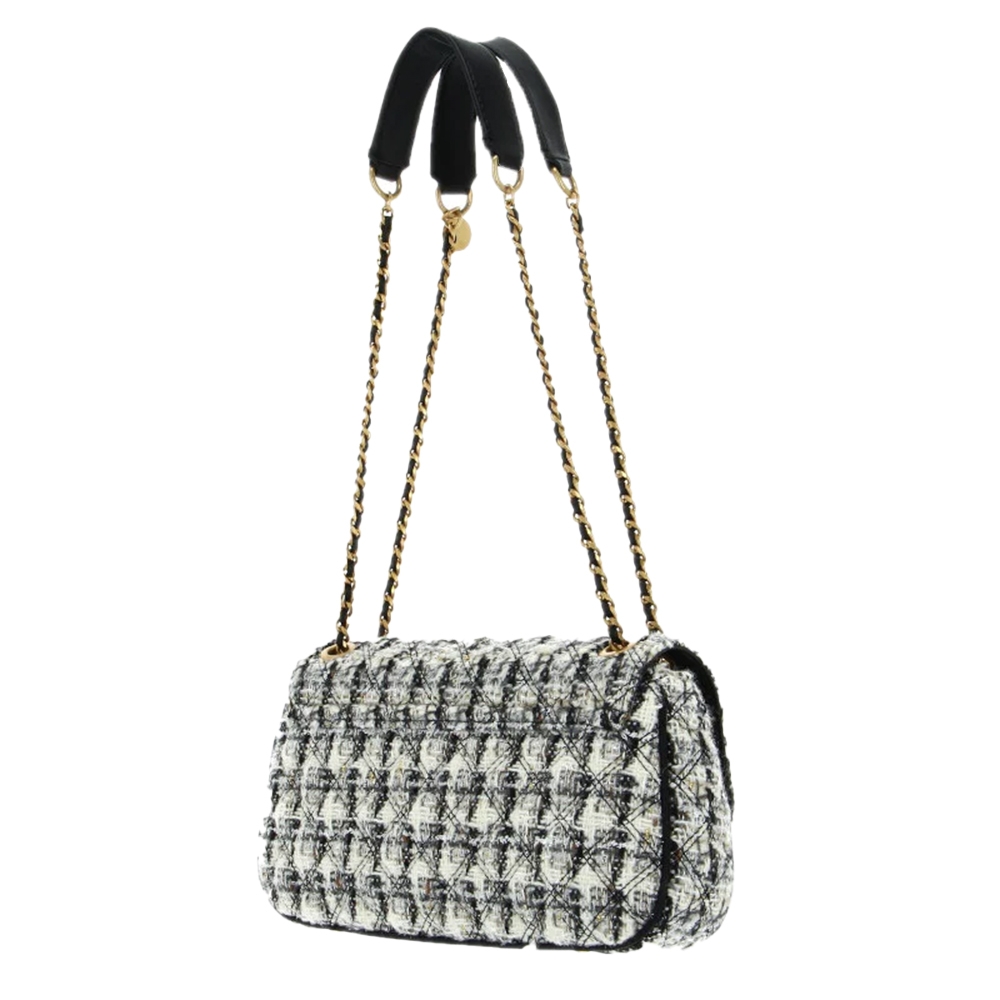 Giully Guess - 4 Giully Guess - 4