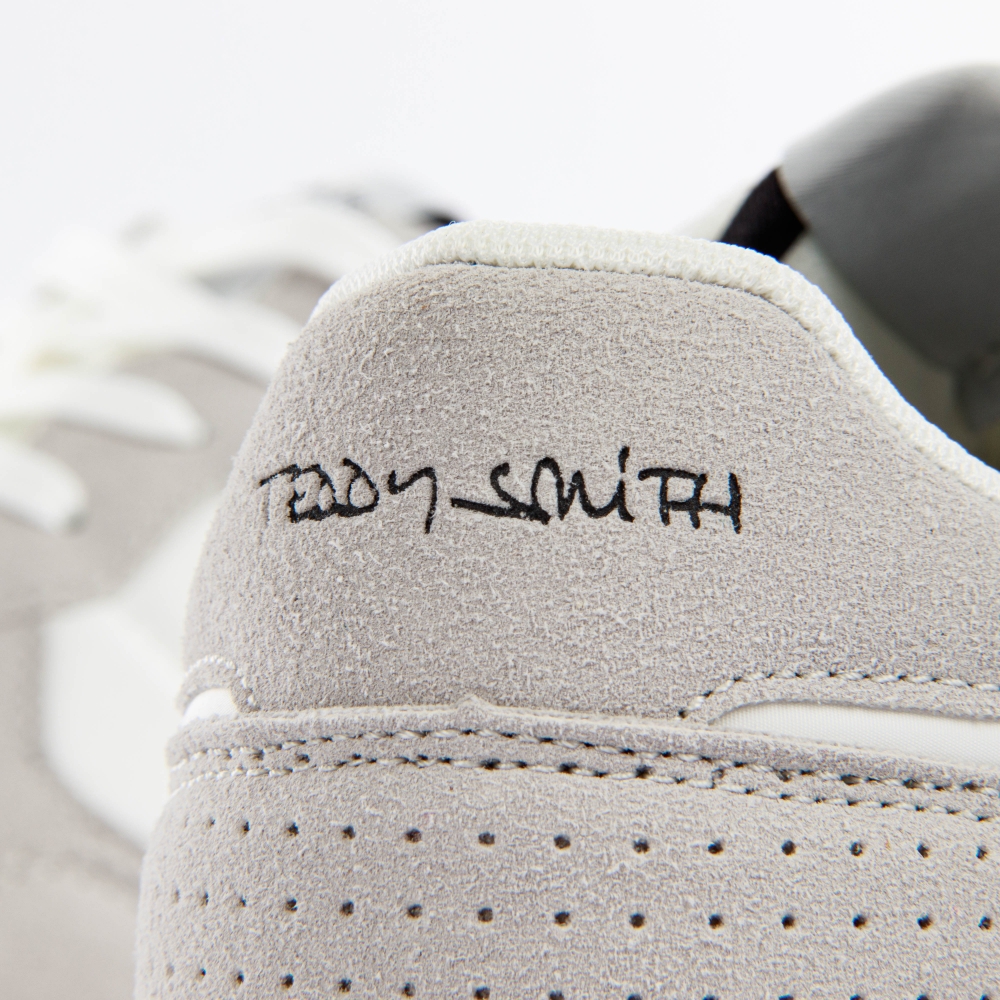 Essential Teddy Smith - 9 Essential Teddy Smith - 9