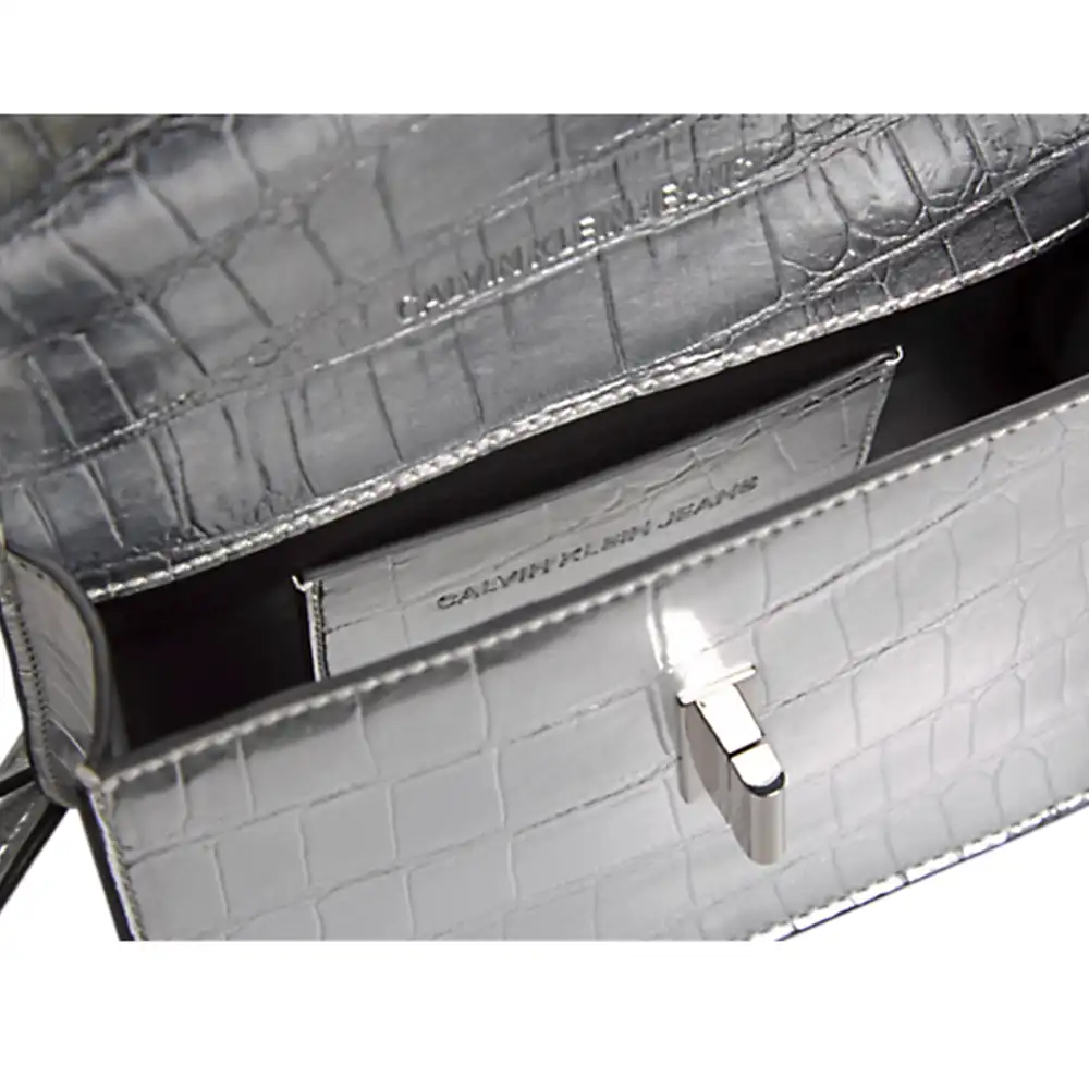 Sac a main femme Calvin Klein Hardware flap body c Gris - ZESHOES