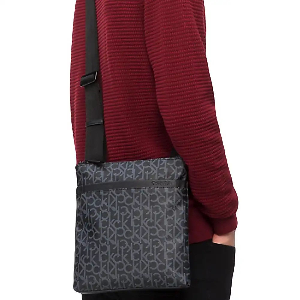 Pochette homme Calvin Klein Mono flat crossover Noir - ZESHOES Pochette homme Calvin Klein Mono flat crossover Noir - ZESHOES