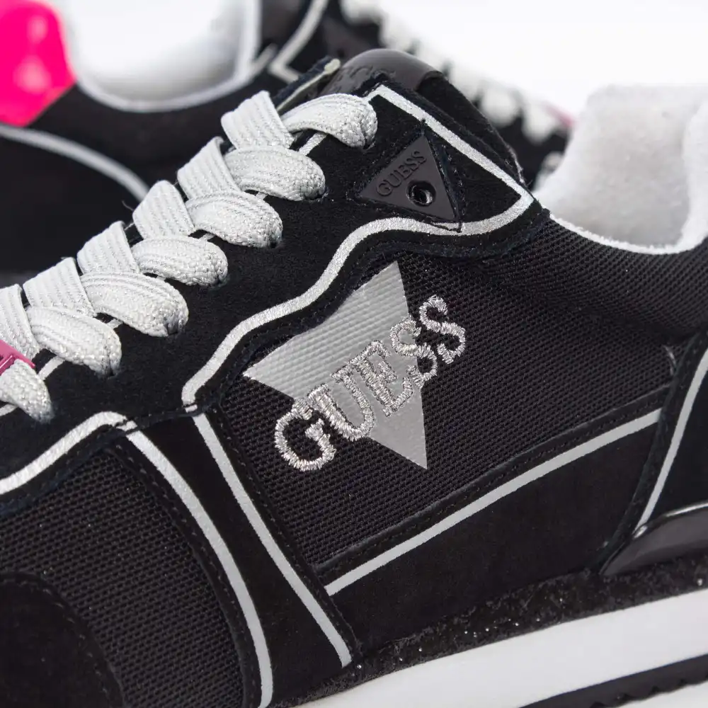 Basket basse femme Guess Logo triangle Noir - ZESHOES Basket basse femme Guess Logo triangle Noir - ZESHOES
