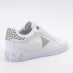 Basket basse femme Guess Triangle logo Blanc - ZESHOES Basket basse femme Guess Triangle logo Blanc - ZESHOES