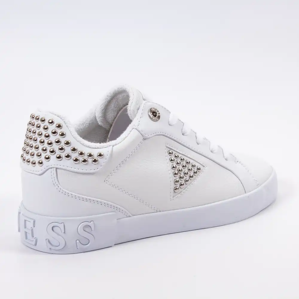 Basket basse femme Guess Triangle logo Blanc - ZESHOES Basket basse femme Guess Triangle logo Blanc - ZESHOES