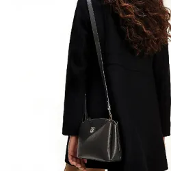 Sac a main femme Tommy Jeans Little gold logo Noir - ZESHOES