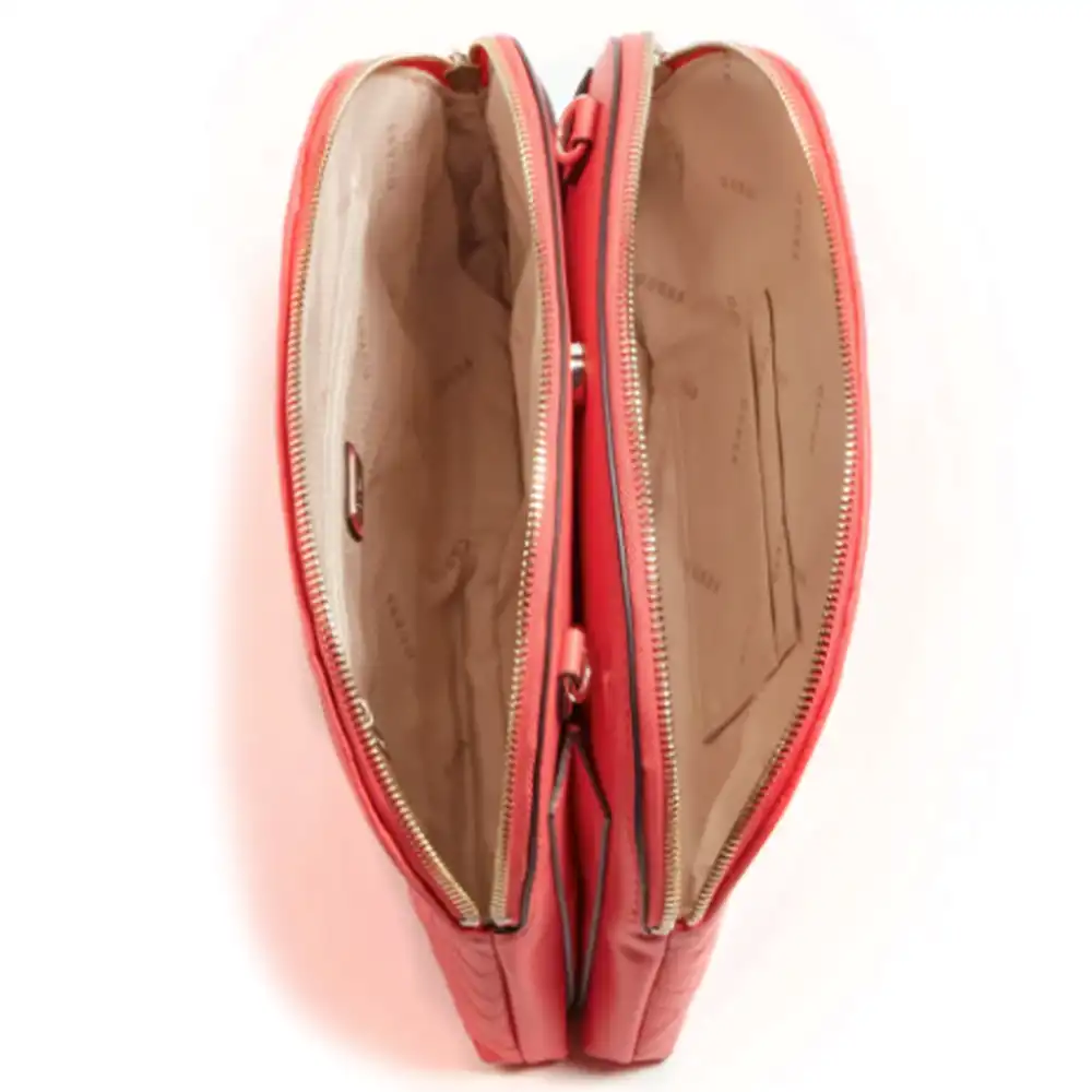 Capitonne janay Guess - 2