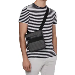 Sac a bandouliere homme Tommy Jeans Elevated nylon mini crossover Gris - ZESHOES Sac a bandouliere homme Tommy Jeans Elevated nylon mini crossover Gris - ZESHOES