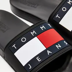 Claquette homme Tommy Jeans Flag logo Noir - ZESHOES Claquette homme Tommy Jeans Flag logo Noir - ZESHOES