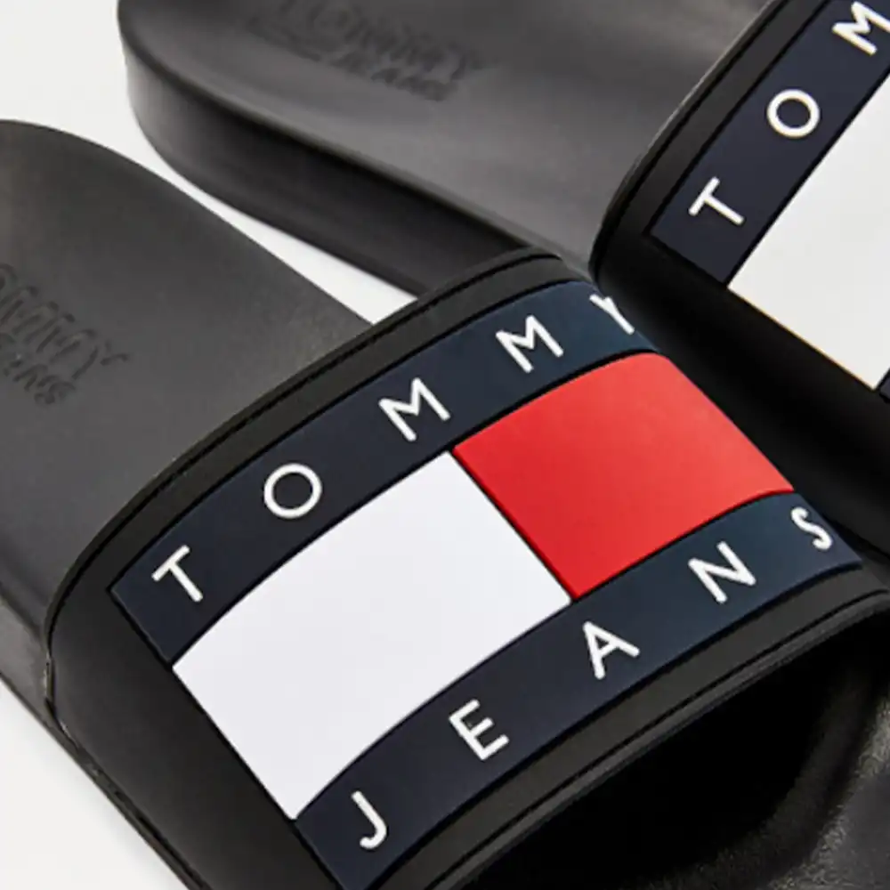 Claquette homme Tommy Jeans Flag logo Noir - ZESHOES Claquette homme Tommy Jeans Flag logo Noir - ZESHOES