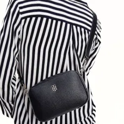 Pochette femme Tommy Jeans Essence à logo emblématique Noir - ZESHOES Pochette femme Tommy Jeans Essence à logo emblématique Noir - ZESHOES