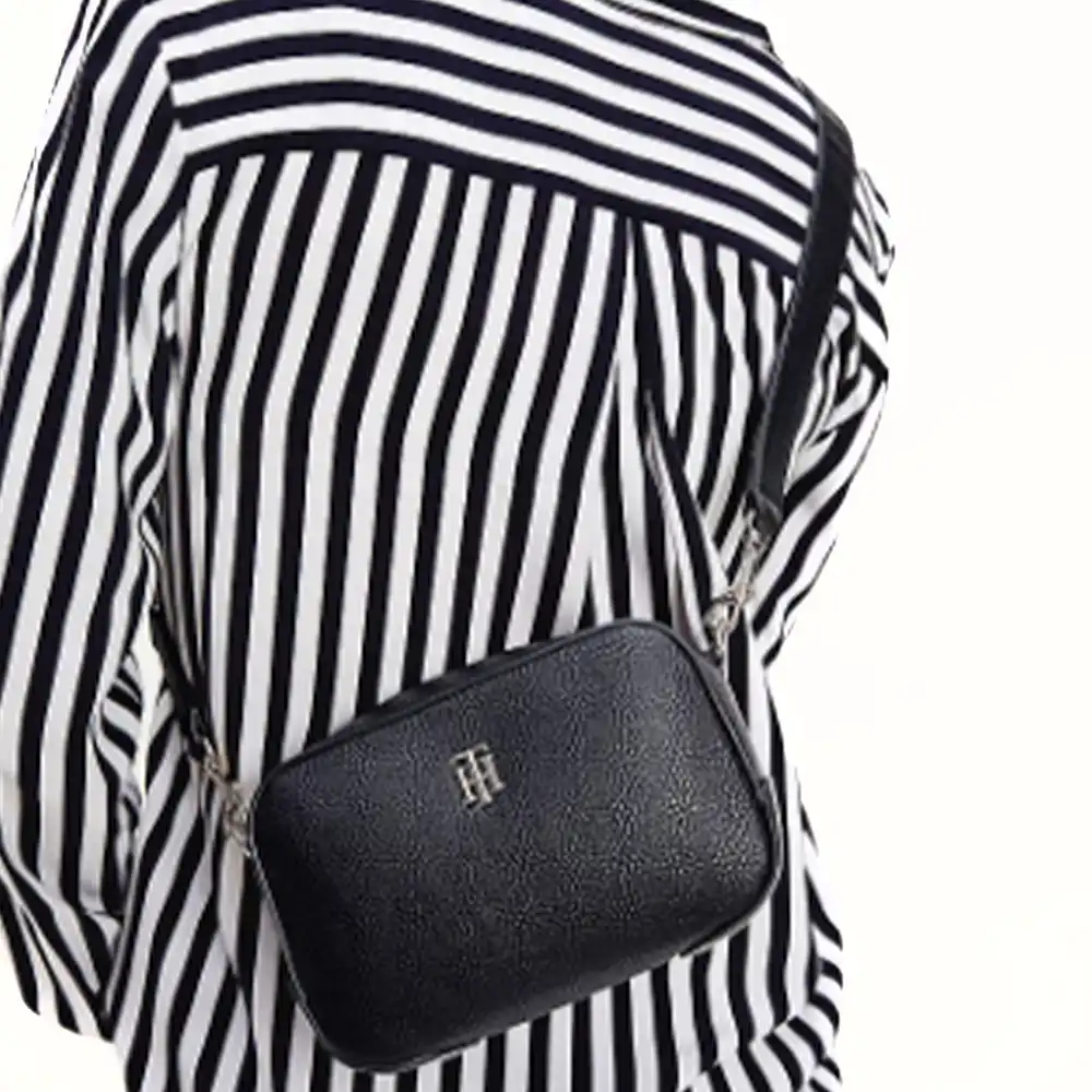 Pochette femme Tommy Jeans Essence à logo emblématique Noir - ZESHOES Pochette femme Tommy Jeans Essence à logo emblématique Noir - ZESHOES