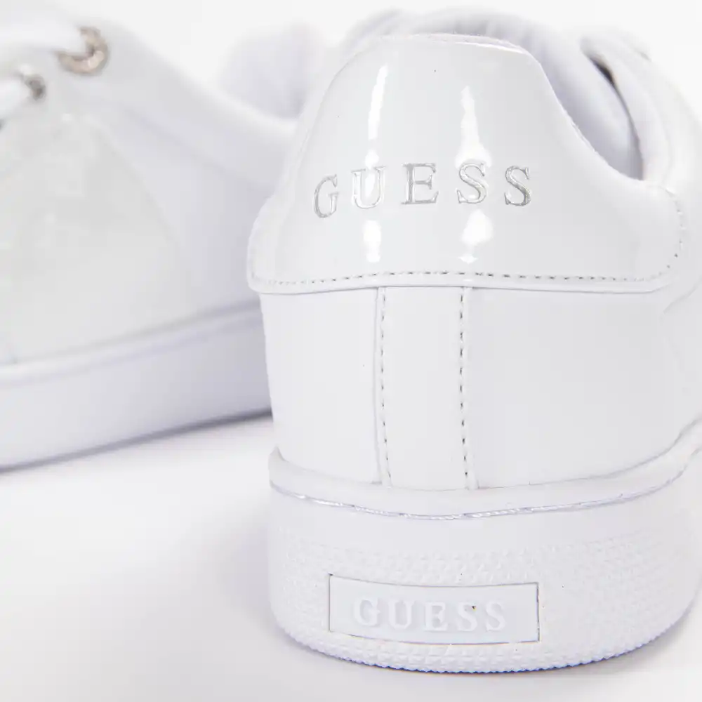 Basket basse femme Guess logo gaufre gravé Blanc - ZESHOES