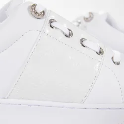 Basket basse femme Guess logo gaufre gravé Blanc - ZESHOES