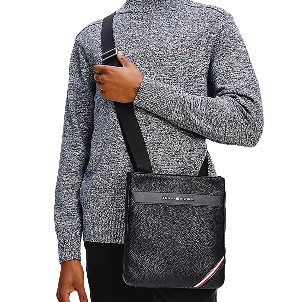 Sac a bandouliere homme Tommy Jeans Downtown effet grain fin Noir - ZESHOES Sac a bandouliere homme Tommy Jeans Downtown effet grain fin Noir - ZESHOES