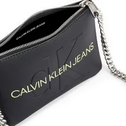 Pochette femme Calvin Klein Logo en relief Noir - ZESHOES Pochette femme Calvin Klein Logo en relief Noir - ZESHOES