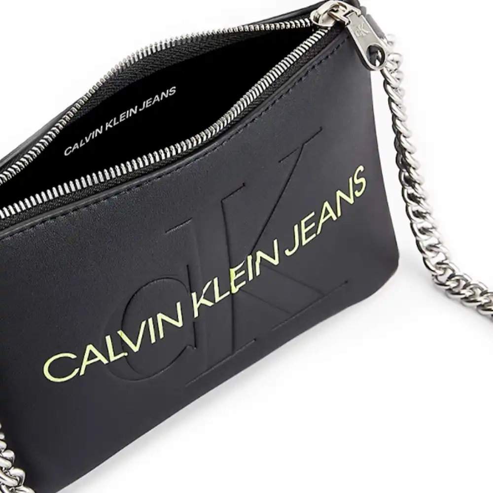 Pochette femme Calvin Klein Logo en relief Noir - ZESHOES Pochette femme Calvin Klein Logo en relief Noir - ZESHOES