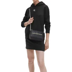 Pochette femme Calvin Klein Logo en relief Noir - ZESHOES Pochette femme Calvin Klein Logo en relief Noir - ZESHOES