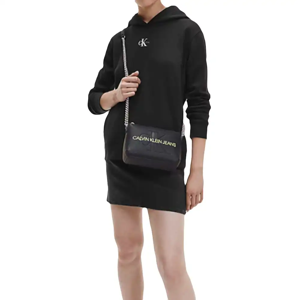 Pochette femme Calvin Klein Logo en relief Noir - ZESHOES Pochette femme Calvin Klein Logo en relief Noir - ZESHOES
