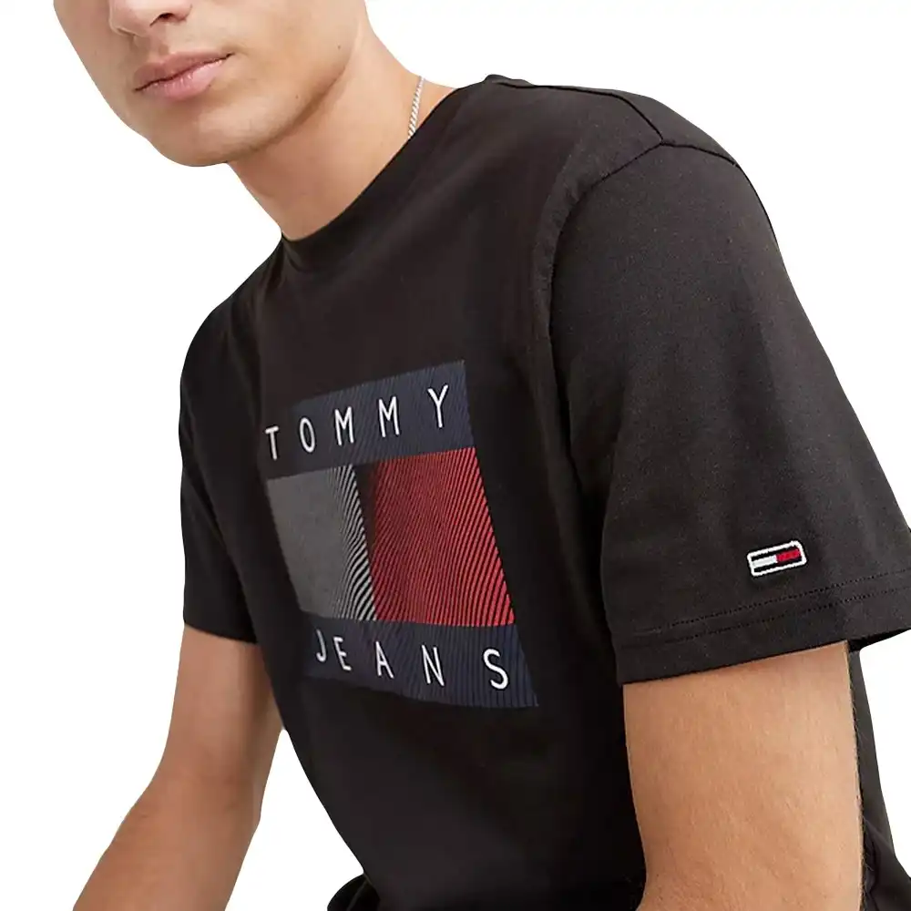 T shirt manche courte homme Tommy Jeans Drapeau ondulé réfléchissant Noir - Z... T shirt manche courte homme Tommy Jeans Drapeau ondulé réfléchissant Noir - Z...