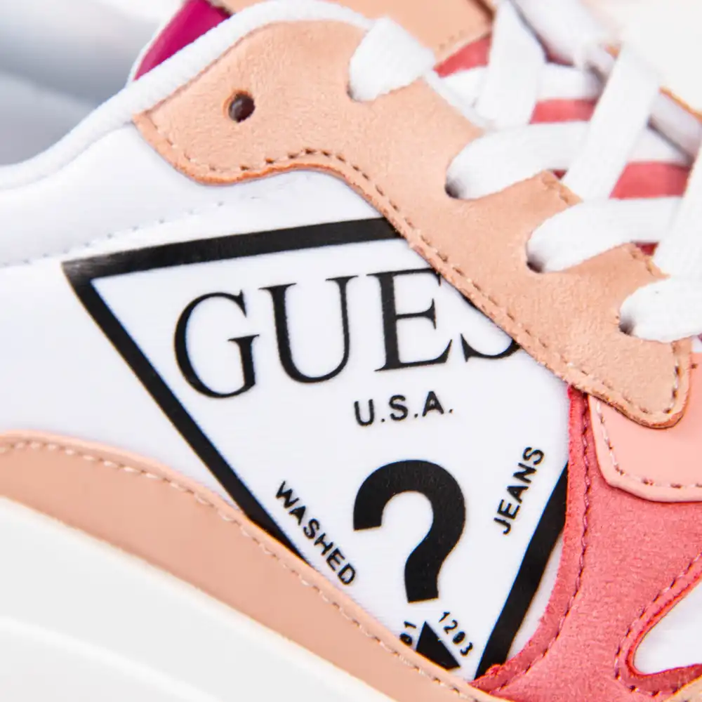 Basket basse femme Guess Classic logo triangle Rose - ZESHOES Basket basse femme Guess Classic logo triangle Rose - ZESHOES