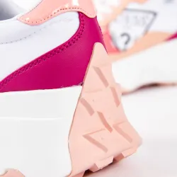 Basket basse femme Guess Classic logo triangle Rose - ZESHOES Basket basse femme Guess Classic logo triangle Rose - ZESHOES
