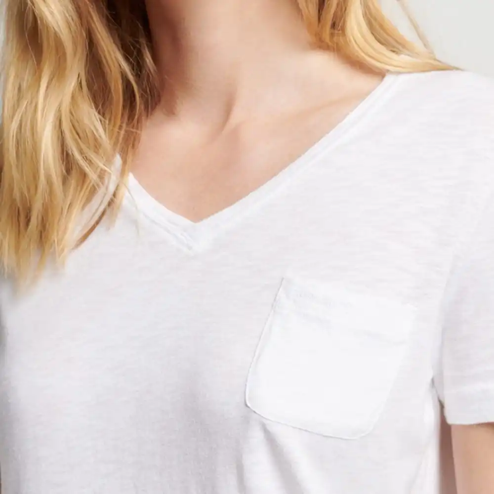 Tee shirt manche courte femme Superdry Col v et poche studio Blanc - ZESHOES Tee shirt manche courte femme Superdry Col v et poche studio Blanc - ZESHOES