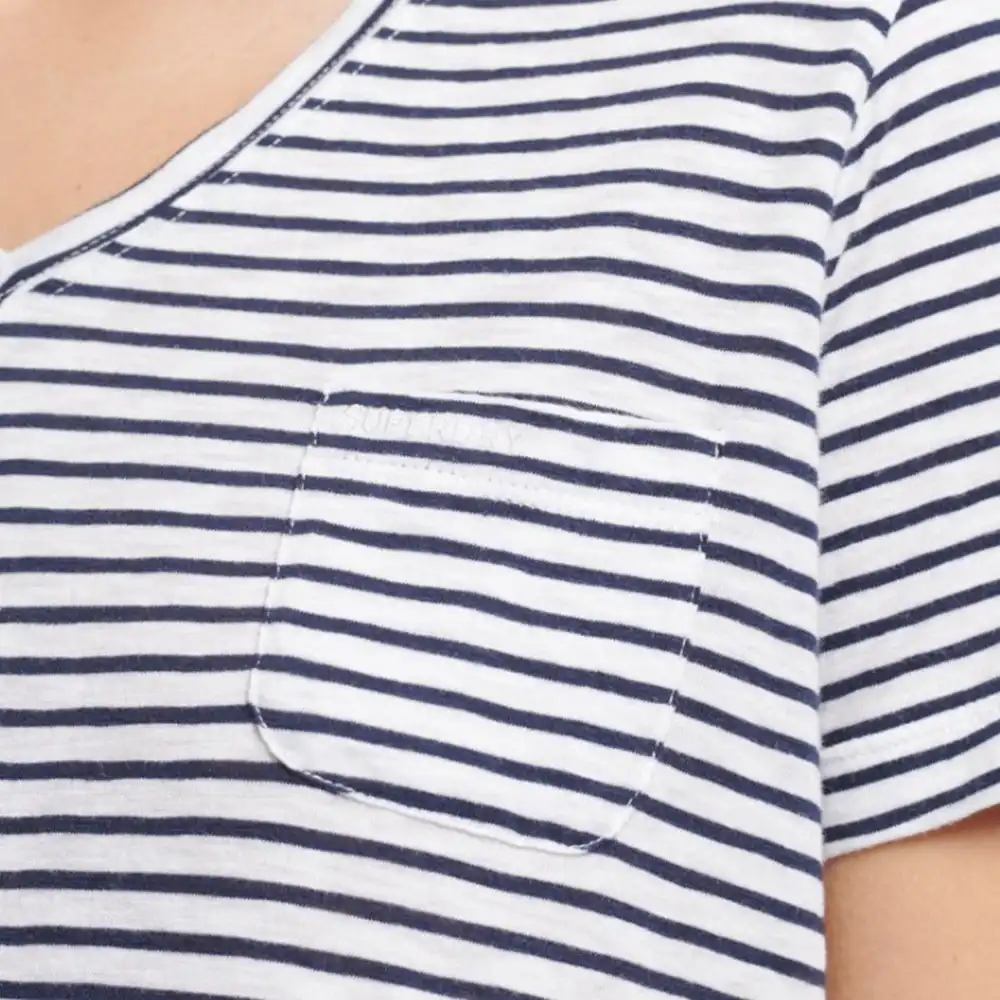 Tee shirt manche courte femme Superdry Col v et poche studio Blanc - ZESHOES Tee shirt manche courte femme Superdry Col v et poche studio Blanc - ZESHOES