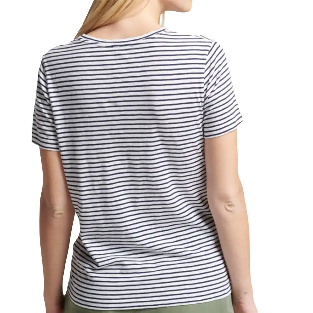 Tee shirt manche courte femme Superdry Col v et poche studio Blanc - ZESHOES Tee shirt manche courte femme Superdry Col v et poche studio Blanc - ZESHOES