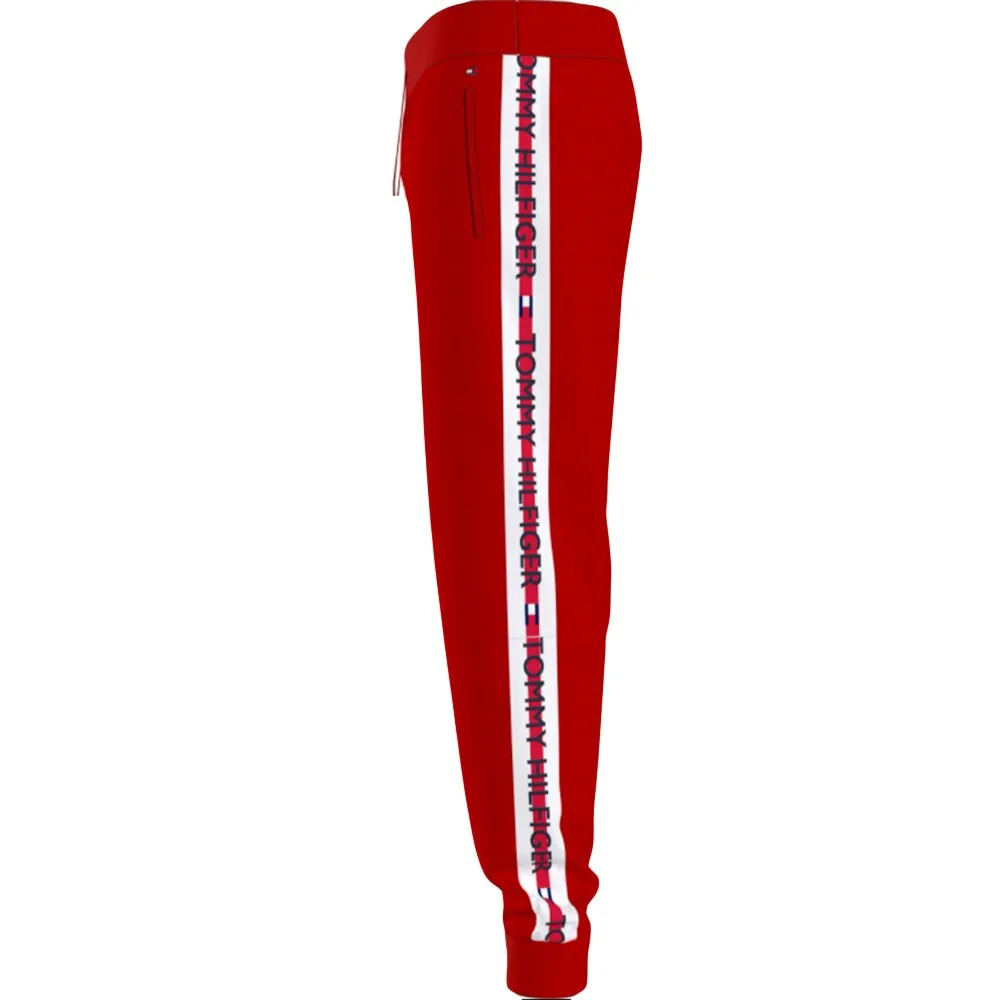 Track pant. Pantalon jogging Tommy Jeans Track pant Homme Rouge Coton. Authentique Vetement de la marque Tommy Jeans - design streetwear/sportswear de
